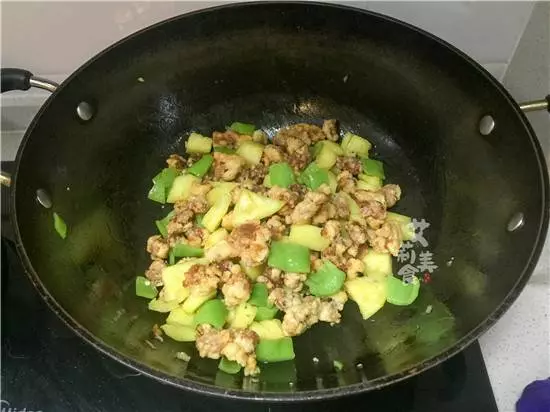 【菠蘿 咕咾肉】這道菜非常受小孩的歡迎,酸甜的味道可以增進食慾非常開胃!