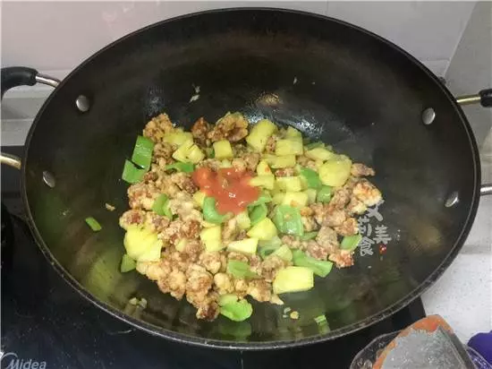 【菠蘿 咕咾肉】這道菜非常受小孩的歡迎,酸甜的味道可以增進食慾非常開胃!
