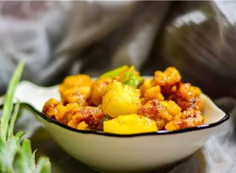 【菠蘿 咕咾肉】這道菜非常受小孩的歡迎,酸甜的味道可以增進食慾非常開胃!