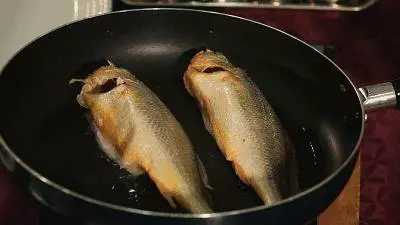 煎魚別再用生薑和白糖, 用它煎魚皮不破不粘鍋!