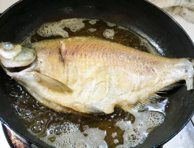 煎魚別再用生薑和白糖, 用它煎魚皮不破不粘鍋!