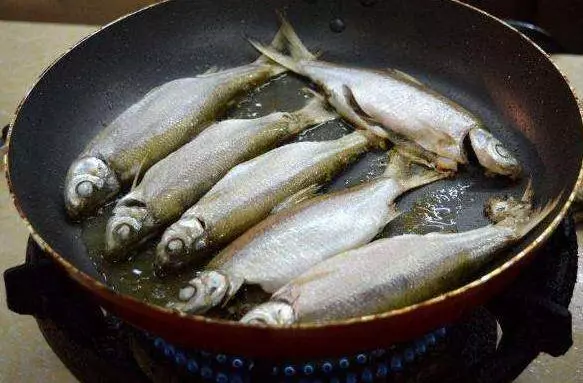 煎魚別再用生薑和白糖, 用它煎魚皮不破不粘鍋!