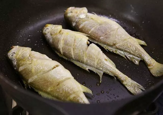 煎魚別再用生薑和白糖, 用它煎魚皮不破不粘鍋!