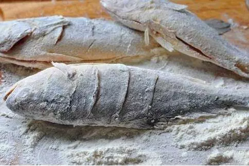 煎魚別再用生薑和白糖, 用它煎魚皮不破不粘鍋!