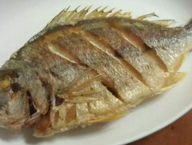 煎魚別再用生薑和白糖, 用它煎魚皮不破不粘鍋!