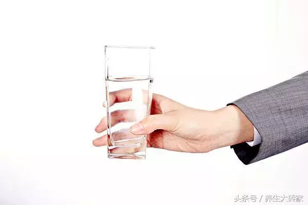 10個信號一出現,小心腦血管要「崩潰」,養血管謹記「五多四少」