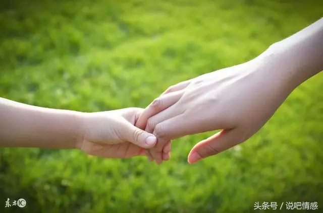 同母異父的妹妹結婚,我給8千紅包,婚禮結束繼父給我一張銀行卡