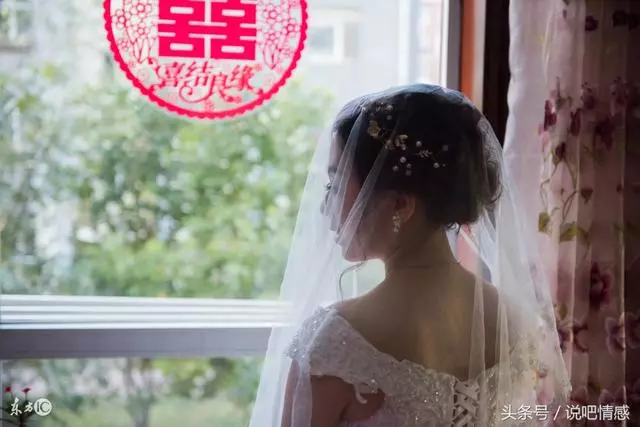 同母異父的妹妹結婚,我給8千紅包,婚禮結束繼父給我一張銀行卡