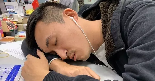戴耳機聽音樂聽到睡著 少年隔天起來耳朵慘變聽不見