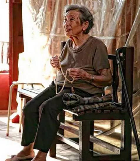 奇妙哉!宜蘭有一位老菩薩,每天都念佛十萬聲,念佛念到經書自動翻