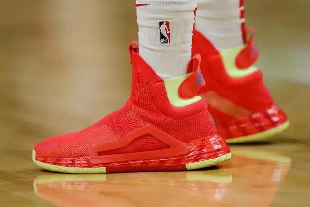 【球鞋匯】NBA球員今日球鞋上腳:詹姆斯上腳紫金配色LeBron 16,YEEZY新推出了籃球鞋!