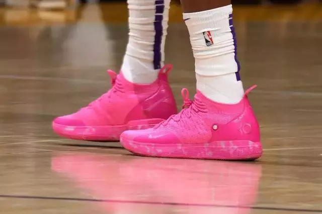 【球鞋匯】NBA球員今日球鞋上腳:詹姆斯上腳紫金配色LeBron 16,YEEZY新推出了籃球鞋!