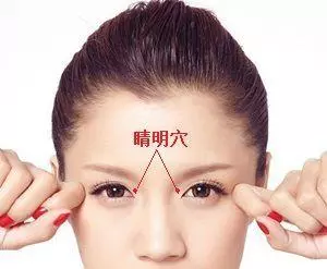 孩子近視300度,還能恢復好視力嗎?老中醫點穴按摩法在家就能做