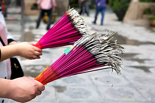 你知道香灰怎樣才是吉祥徵兆?香灰打卷又要怎樣嗎?(內附24香譜!)