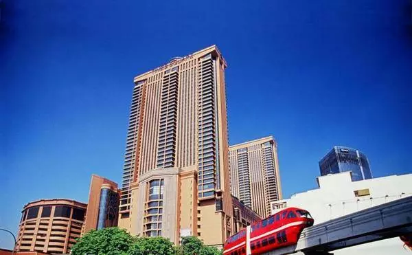 他是僅次於郭鶴年的華人富豪~麥當勞,星巴克、7-11都有他的份,有11個孩子卻要捐出半數身家