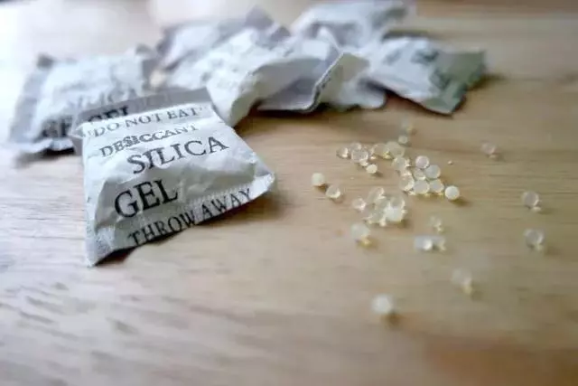 零食包裝里的乾燥劑千萬別扔,它的用途你都知道了嗎?