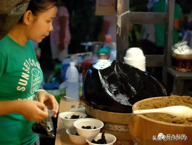 原來每一碗龜苓膏里,都有一隻沒了書包的烏龜在流淚