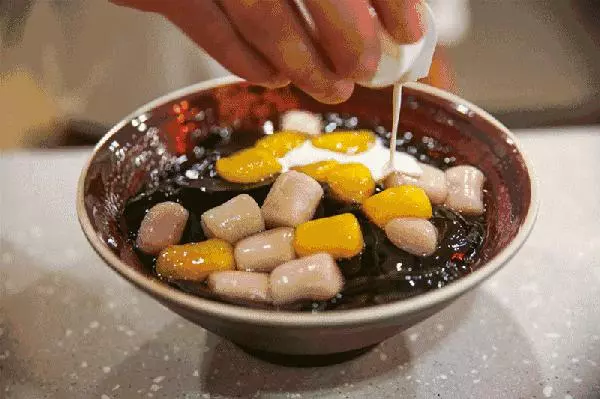 原來每一碗龜苓膏里,都有一隻沒了書包的烏龜在流淚