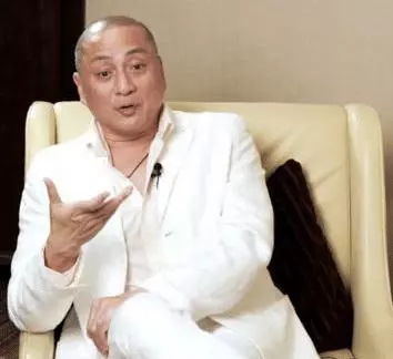 60歲湯鎮業二婚老婆曝光,原來是我們熟悉的她,難怪不娶翁美玲