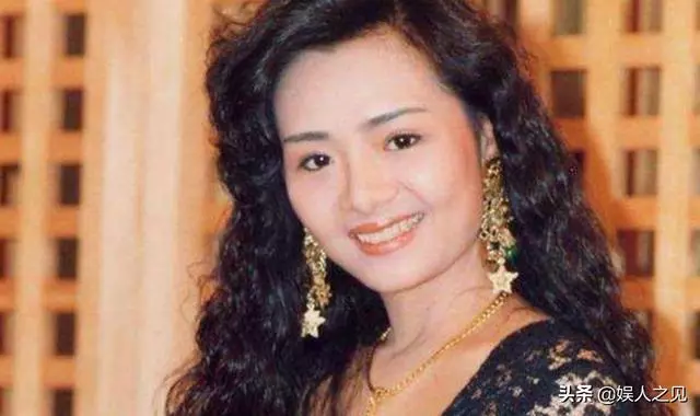 53歲葉子楣近照,男友心臟病發離世,留下無兒無女的她靠養狗度日