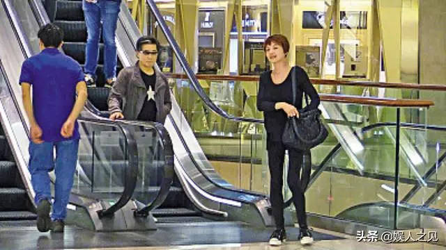 53歲葉子楣近照,男友心臟病發離世,留下無兒無女的她靠養狗度日