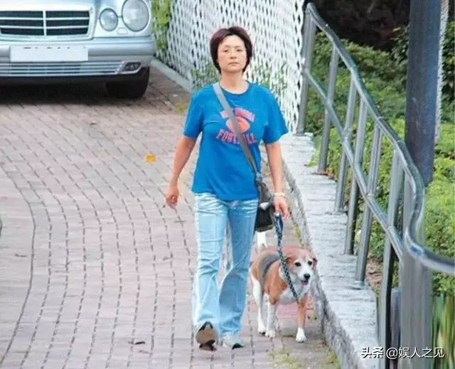 53歲葉子楣近照,男友心臟病發離世,留下無兒無女的她靠養狗度日