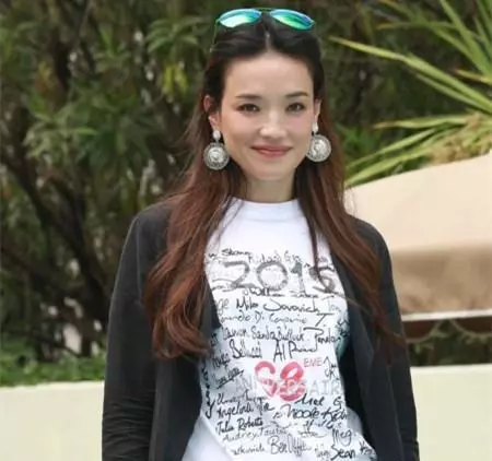 明星撞衫不多見!帶你看看,有一種撞衫叫「逢舒淇必敗」:風情萬種穿什麼都美