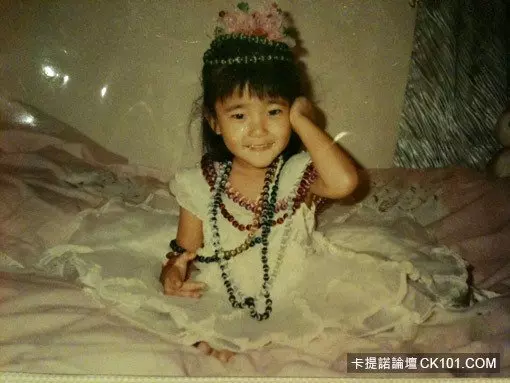 天啊!沒整形才怪!「郭雪芙」9年前出道舊照被翻出....稚嫩樣讓網友驚呼:跟現在差超多!讓人不敢置信....