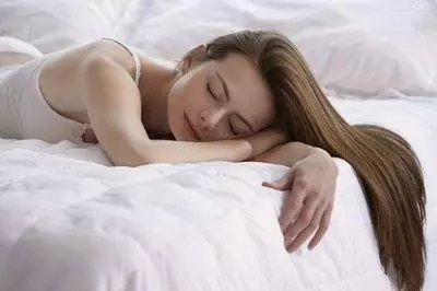可怕,女人千萬不要這樣入睡,會讓你一夜老10歲!絕對不是恐嚇你...