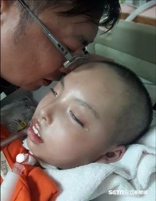 父親每天奔85km照顧 ,腦癱兒落淚告別…單親爸:他不會痛了