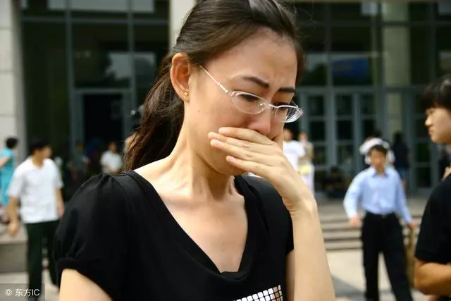 大哥去世,婆婆趕走大嫂,大嫂再婚,婆婆給了我一張銀行卡