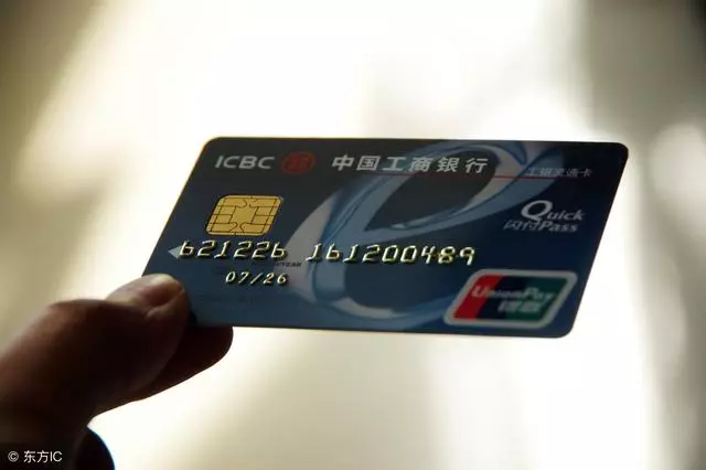 大哥去世,婆婆趕走大嫂,大嫂再婚,婆婆給了我一張銀行卡