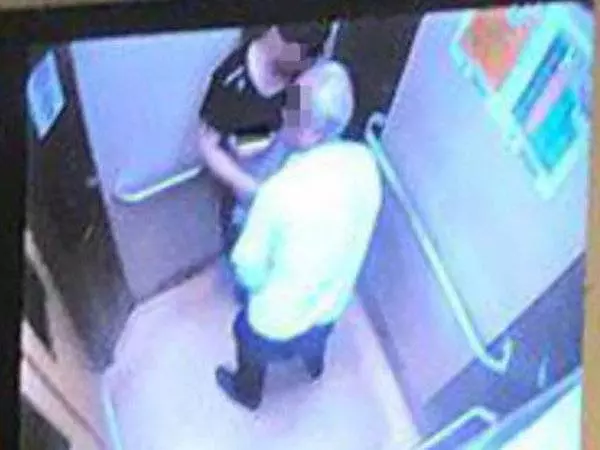 全程被拍還不知!這個阿伯太猴急,升降機內「上下其手」