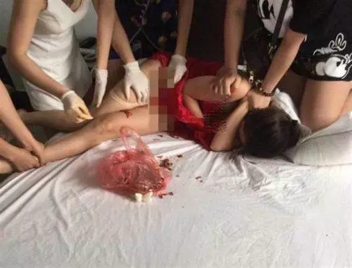 【視頻】小三慘遭「剁碎辣椒抹下體」,大媽還率姐妹亂剪她頭髮