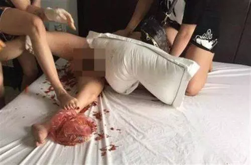 【視頻】小三慘遭「剁碎辣椒抹下體」,大媽還率姐妹亂剪她頭髮
