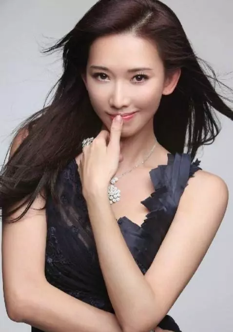 孫紅雷「強摟」林志玲,看孫紅雷手的小動作,暴露真實人品!