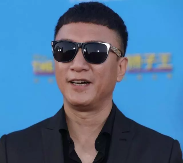 孫紅雷「強摟」林志玲,看孫紅雷手的小動作,暴露真實人品!