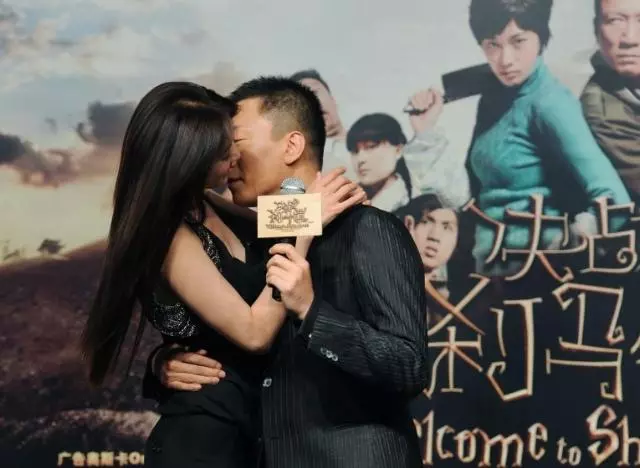 孫紅雷「強摟」林志玲,看孫紅雷手的小動作,暴露真實人品!