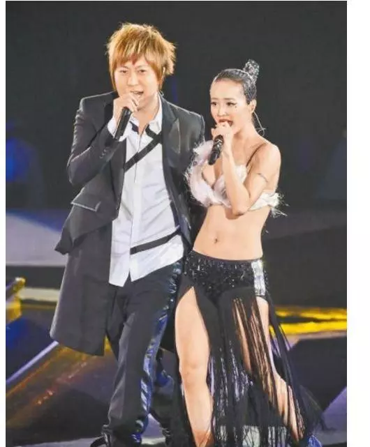 「亞洲舞娘」蔡依林太投入,褲子「滑落」沒注意,觀眾尖叫聲不斷!