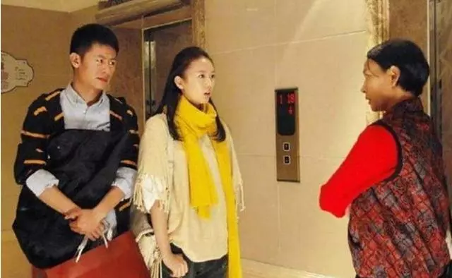 婆家給小兩口買房,只寫婆婆名字,兒媳拿出一個袋子:我家不缺