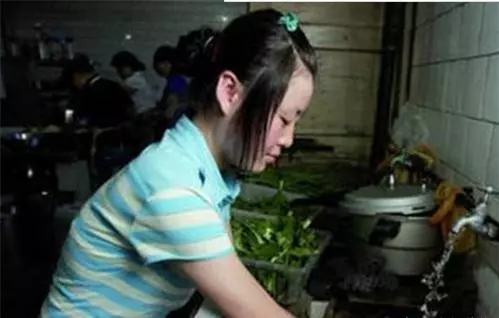 姐姐出嫁,11歲的弟弟堵在大門不讓出,他打開褲兜,眾人濕了眼眶