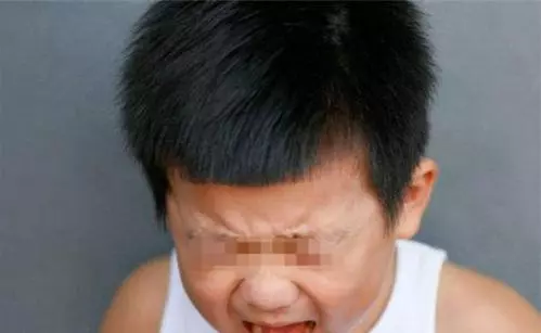 姐姐出嫁,11歲的弟弟堵在大門不讓出,他打開褲兜,眾人濕了眼眶