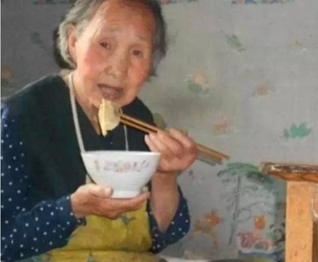 倒插門的丈夫,婆家拆遷了,小姑子說句話,站在了那裡