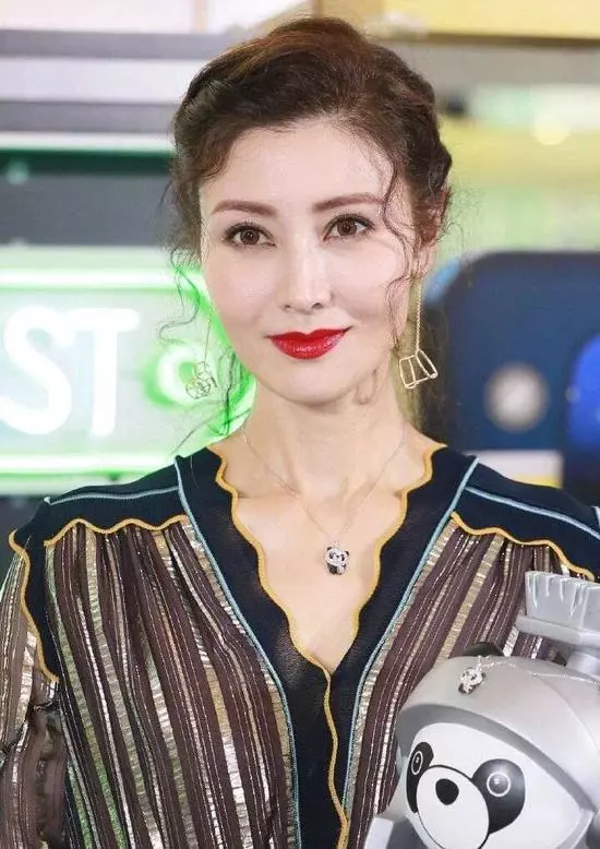 48歲李嘉欣臉部凹陷變多邊形,最美港姐成過去式,網友:嚇人
