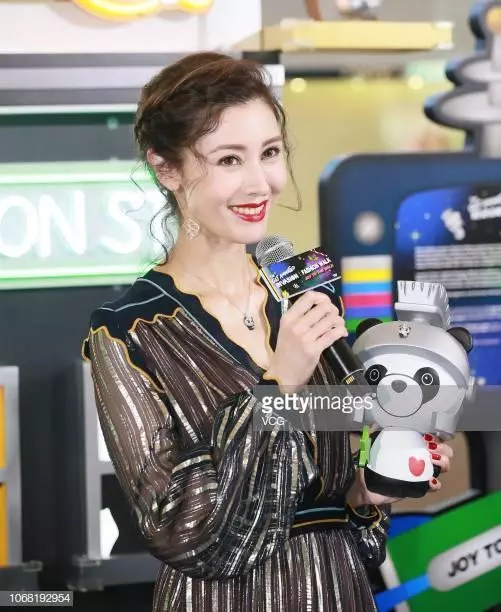 48歲李嘉欣臉部凹陷變多邊形,最美港姐成過去式,網友:嚇人