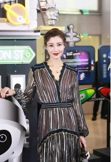 48歲李嘉欣臉部凹陷變多邊形,最美港姐成過去式,網友:嚇人