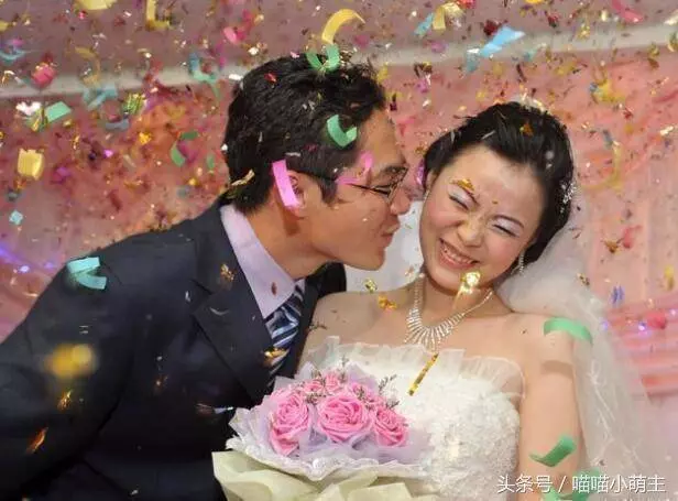 婚禮當天繼母沒來參加,妹妹送來一張卡,她亮出手機,我當場悔婚