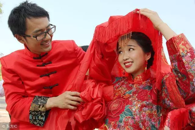 婚禮當天繼母沒來參加,妹妹送來一張卡,她亮出手機,我當場悔婚