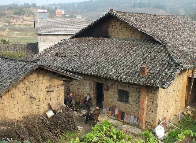 婚禮當天繼母沒來參加,妹妹送來一張卡,她亮出手機,我當場悔婚