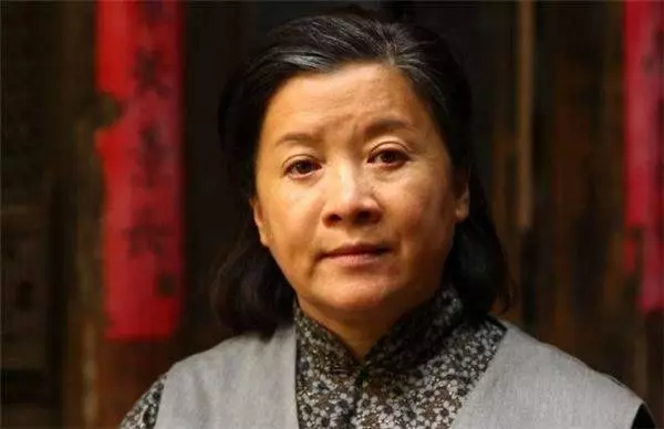 婚禮當天繼母沒來參加,妹妹送來一張卡,她亮出手機,我當場悔婚